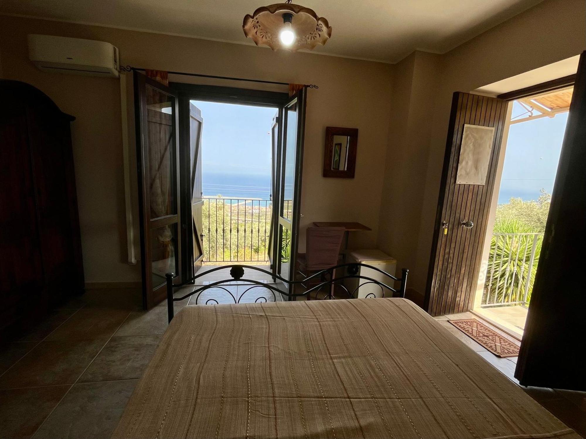 Agriturismo Serre 圣亚加塔·迪·米利特 外观 照片