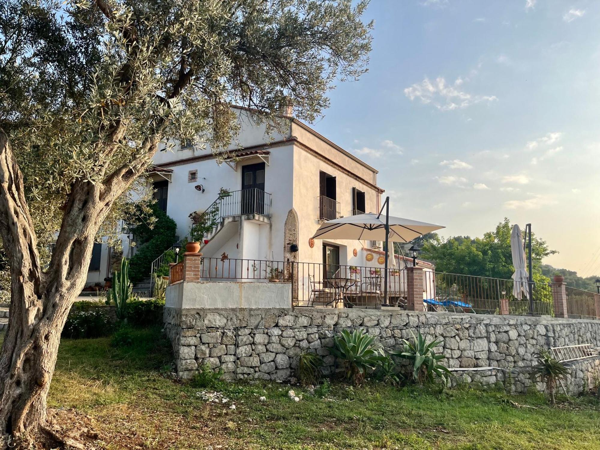 Agriturismo Serre 圣亚加塔·迪·米利特 外观 照片