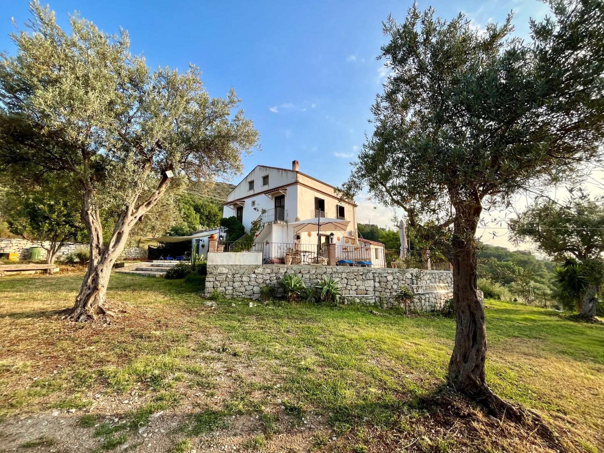 Agriturismo Serre 圣亚加塔·迪·米利特 外观 照片