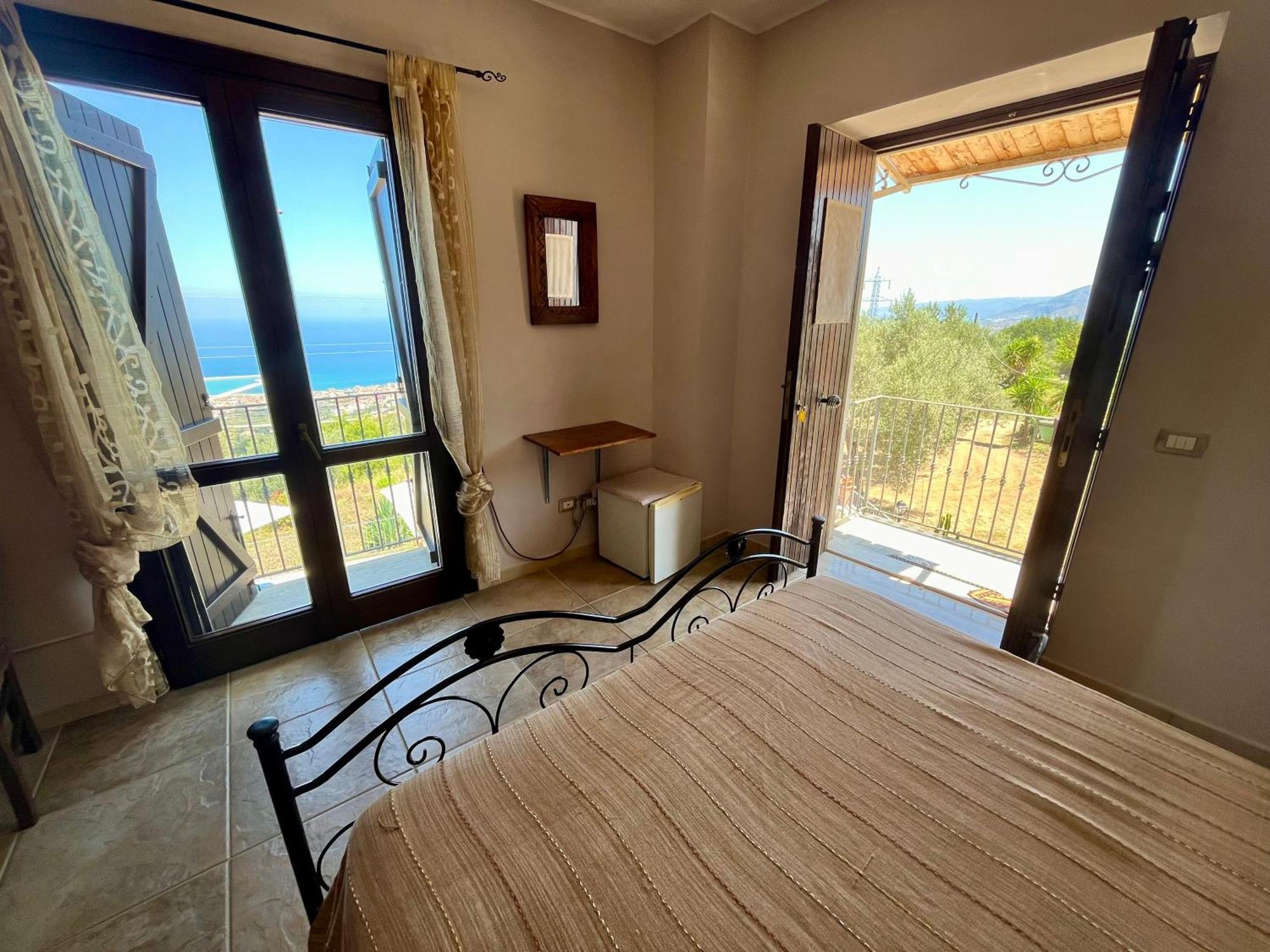Agriturismo Serre 圣亚加塔·迪·米利特 外观 照片